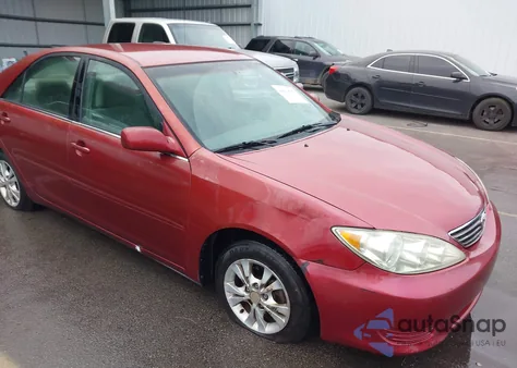 2005 Toyota Camry Le V6 z USA, uszkodzony, nr VIN 4T1BF32K35U103688